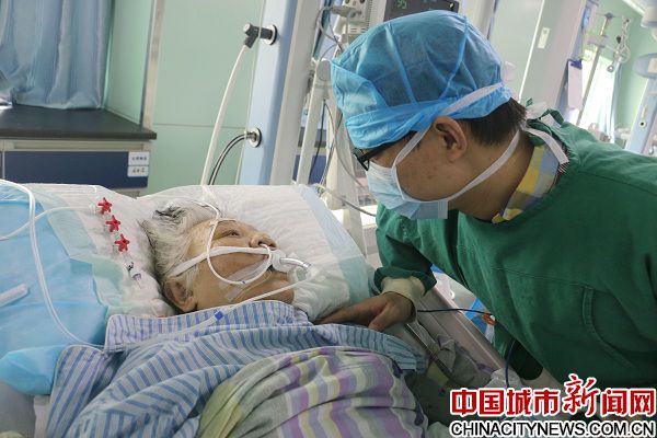 湘潭市第一人民医院好医生为74岁高传染性病菌患者做人工呼吸