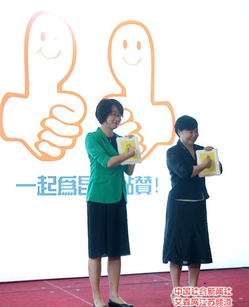 2 昆山市人民政府副市长金铭（左）与台湾电子电机工业同业公会大陆首席代表颜素秋（右）共同为昆山点赞按下手印.jpg