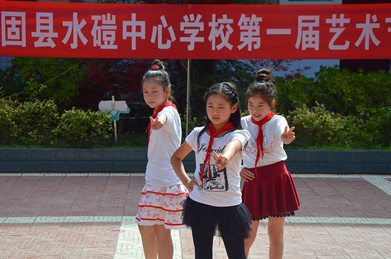 2艺术节四年级学生表演舞蹈《踏浪》.jpg