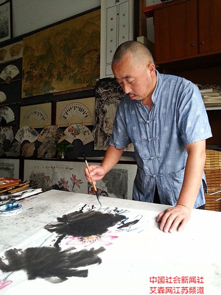 1 将工作室开设在郁舍书画市场的江苏当代中国画名家柳旭东在现场创作.jpg