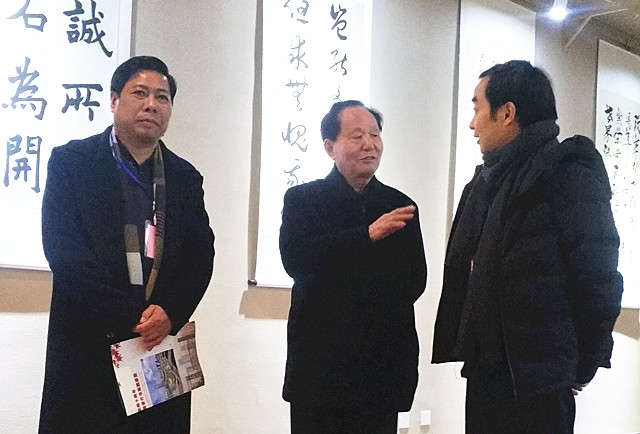 4.王迪馆长与省委宣传部原常务副部长葛纪谦、省文物院西山基地主任王蔚波交流.jpg