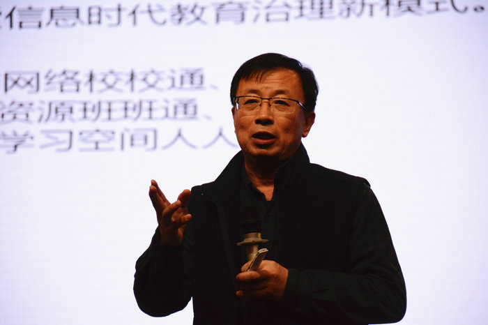 签约揭牌仪式之后，鲁东大学副院长苏勇教授为青岛通济实验学校全体教师作学术讲座。.JPG