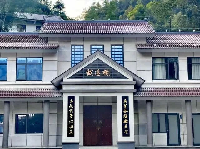 军旅书法家王成志同志应嘱为抗战名将郑洞国学校题写教学楼名