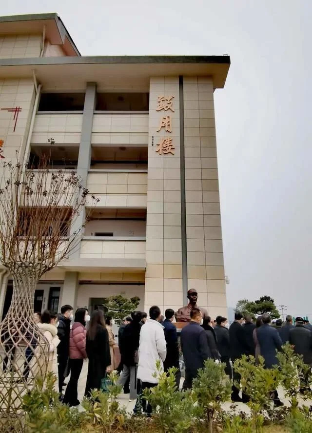 军旅书法家王成志同志应嘱为抗战名将郑洞国学校题写教学楼名