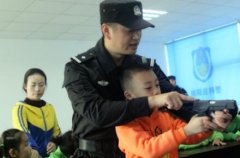 四川绵阳：宝贝进警营玩真枪学防骗